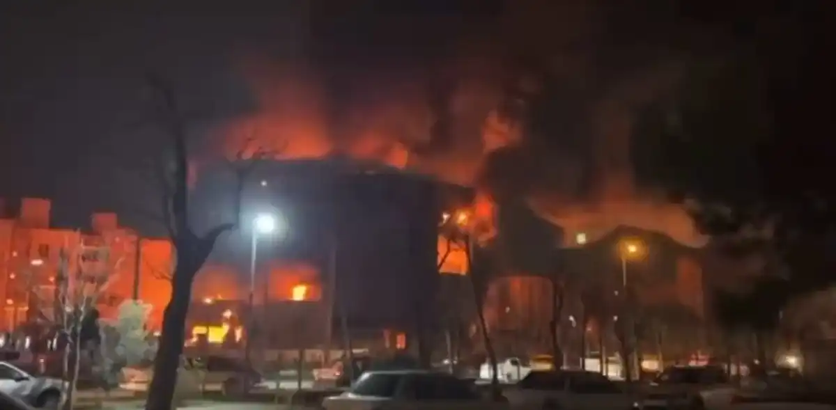 އީރާނުގައި ހިނގަމުންދާ މުޒާހަރާތަކުގައި ރޯކޮށްލާފައިވާ އިމާރާތެއް