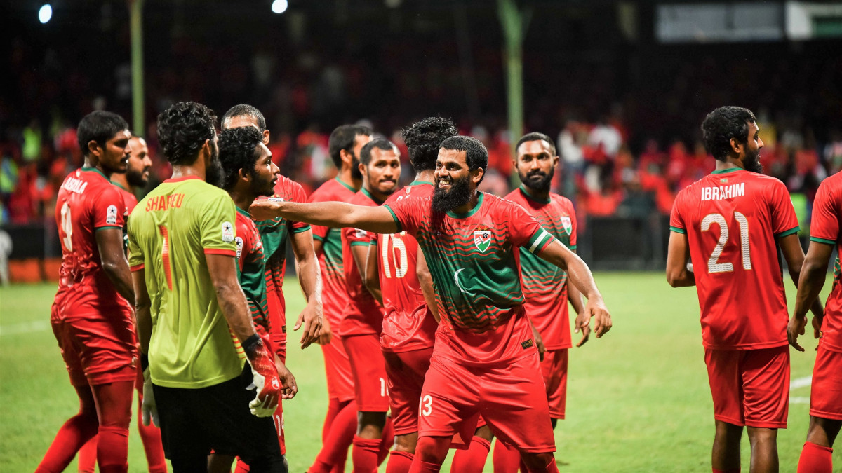 ރާއްޖެ އާއި ލަންކާ ބައްދަލުކުރި މެޗަށްފަހު ކުޅުންތެރިން އުފާފާޅުކުރަނީ - ފޮޓޯ: އިމޭޖަސް.އެމްވީ