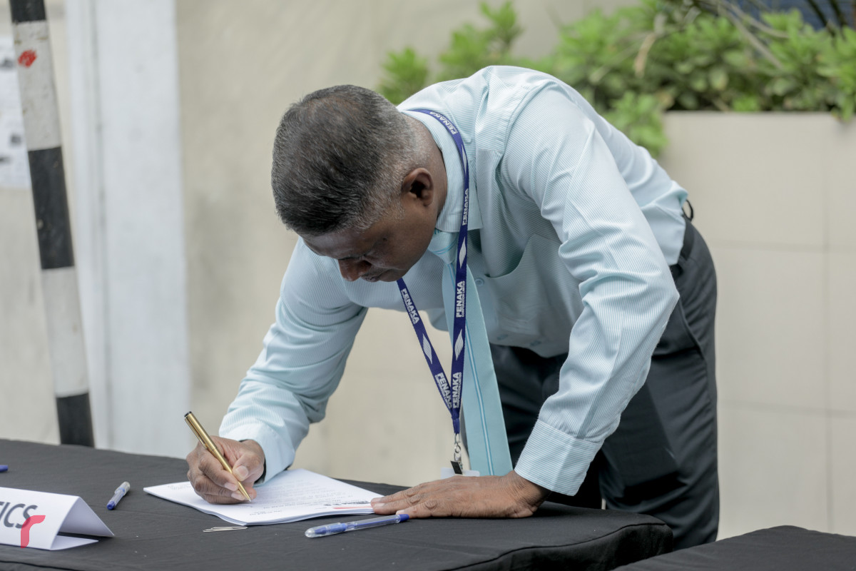 1 ޖުލައި 2019 --ފެނަކަ ކޯޕަރޭޝަންގެ މުއައްޒަފުން ކުރަޕްޝަނައާއި ދެކޮޅަށް ސޮއިކުރުމަށް ބޭއްވި ހަރަކާތުގެ ތެރެއިން. ފެނަކައިގެ ހުރިހާ މުވައްޒަފުން ވަނީ މި އިގުރާރުގައި ސޮއިކޮށްފައި.-- ފޮޓޯ: ޝުއައިބް މުހައްމަދު