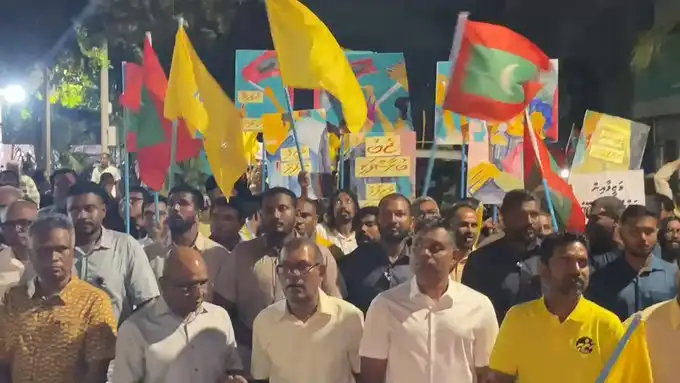 "ވަޒީފާ ބުރާސްފަތި" އިހުތިޖާޖުގައި އެމްޑީޕީގެ ރައީސް އަބްދުﷲ ޝާހިދުގެ އިތުރުން އިސްވެރިން.