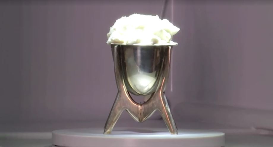 "ގިލްޓީ ފްލޭވަރޒް"ގެ ނަން ދީފައިވާ އައިސްކްރީމުގެ ފަންނުވެރި މޭސްތިރިއަކީ އުމުރުން 27 އަހަރުގެ އިލިއޮނޯރާ އުރުތުލާނީ