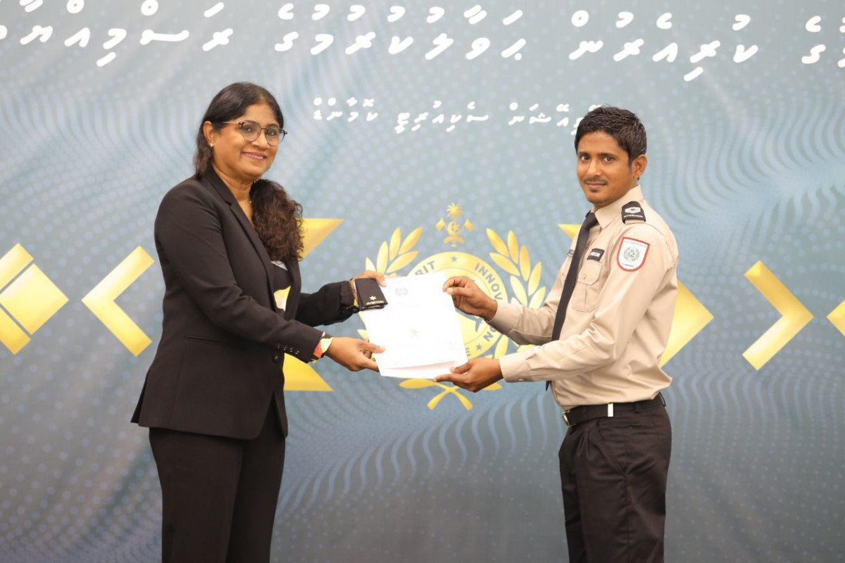 އޭވިއޭޝަން ސެކިއުރިޓީ ކޮމާންޑުގެ މުވައްޒަފުންނަށް މަޤާމުގެ ކުރިއެރުން ދިނުމަށް ކަސްޓަމްސް ބިލްޑިންގައި ބޭއްވި ރަސްމިއްޔާތުގެ ތެރެއިން