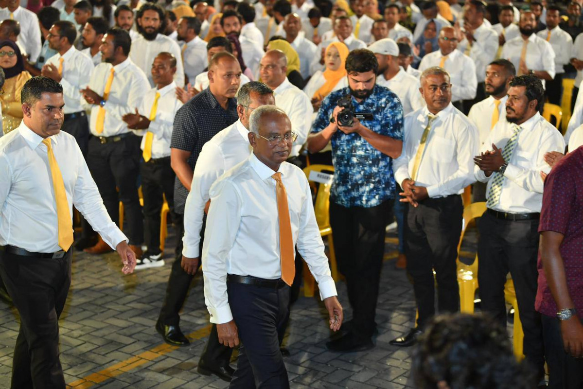 އެމްޑީީޕީ ރިޔާސީ ޓިކެޓް، ރައީސް ސާލިޙަށް ހަވާލުކުރެއްވުމަށް ބޭއްވި ޖަލްސާގެ ތެރެއިން - ހަޤީގަތުގައި ވެސް އެމްޑީޕީ އަކީ ވިޝަނަރީ ވިސްނުމުގެ ދިވެހިން ކަމަށާއި، މާދަމާ ދާން އެދޭ ތަނަށް ވާން އެދޭ ގޮތަށް ހާސިލްކުރަން ނެތިއްޔާ މިއަދު އެމްޑީޕީގައި އޮންނަކަމަށާއި، ވޭތުވެ މިދާ ދައުރަކީ އެ ވިސްނުމުގައި ރާއްޖޭގެ މުސްތަގުބަލް ބިނާ ކުރާނެ ތަސައްވުރާ އޭގެ ތަންފީޒީ މަރުހަލާގައި ކުރިއަށްދާ ފަސް އަހަރު ކަމަށް ރައީސް ސާލިޙް ވަނީ ވިދާޅުވެފައި - ފޮޓޯ: އެމްޑީޕީ