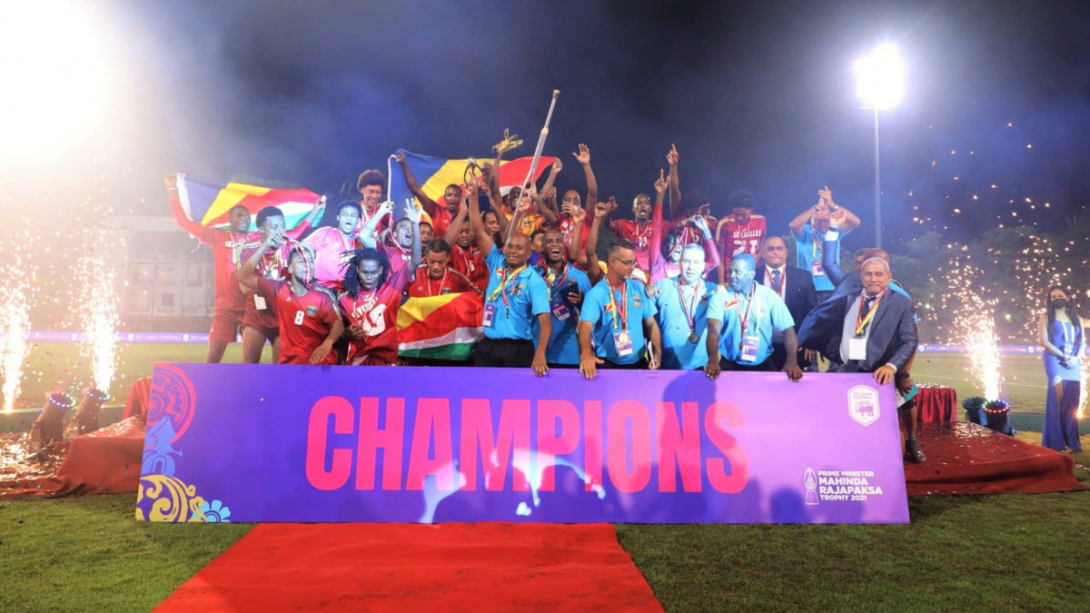 ޗެމްޕިއަންކަން ހޯދި ސީޝެލްސް ޓީމުގެ ކުޅުންތެރިން އުފާފާޅުކުރަނީ