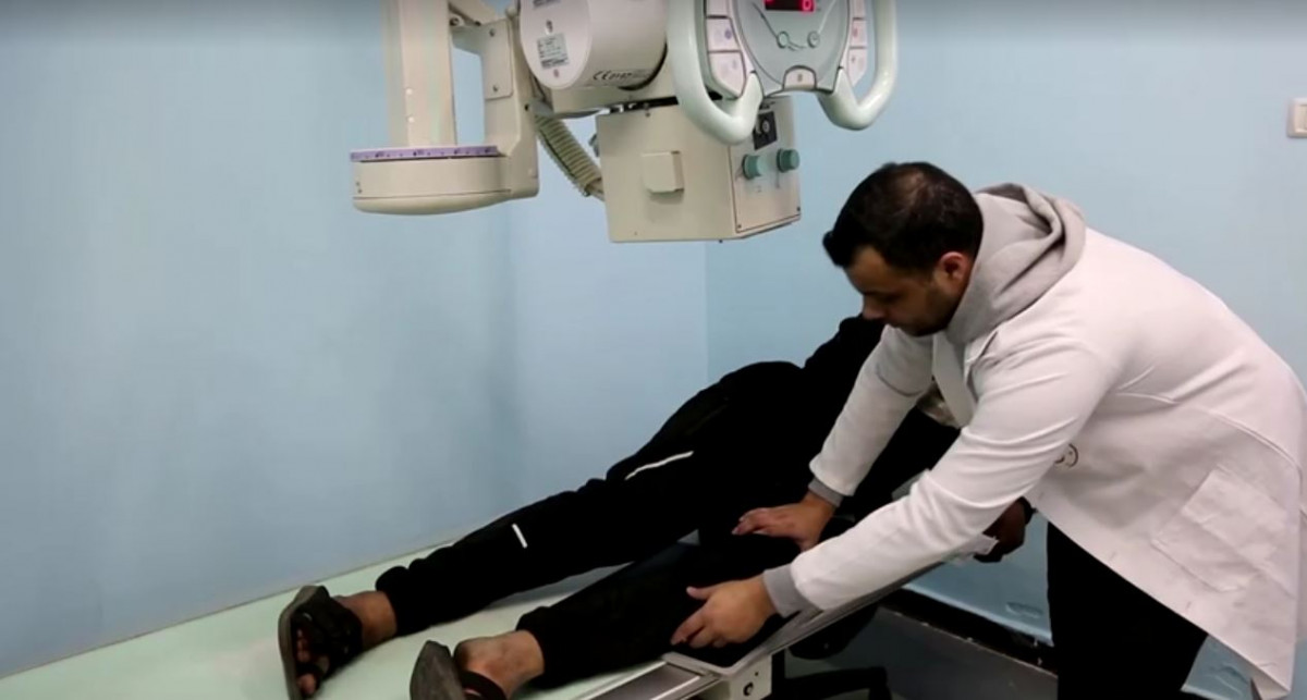 މީހެއްގެ އެކްސް-ރޭ ނަގަނީ