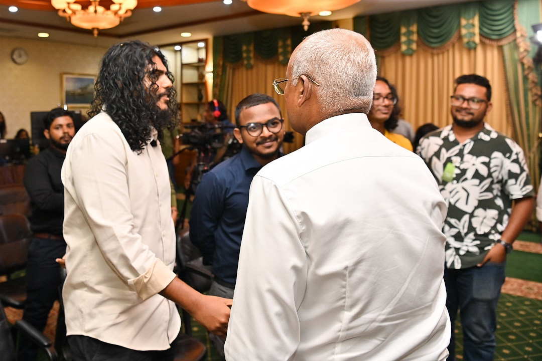 ރައީސުލްޖުމްހޫރިއްޔާ އިބްރާހީމް މުހައްމަދު ޞާލިހު ރައީސް އޮފީހުގައި ބައެއް ނޫސްވެރިންނާއެކު