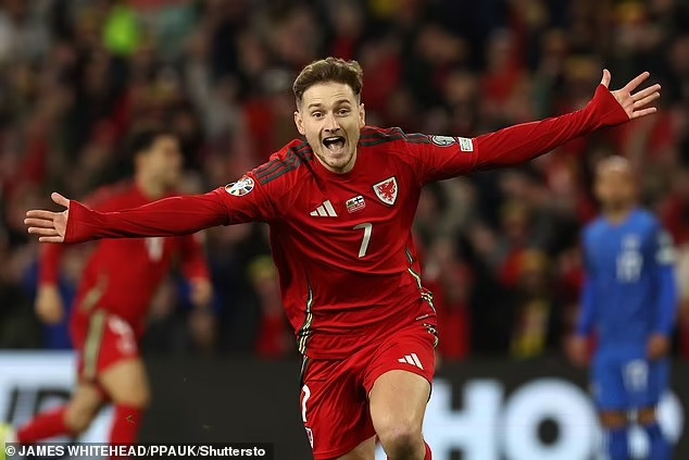 ވޭލްސްގެ ޑޭވިޑް ބްރޫކްސް ލަނޑު ޖަހާފައި އުފާފާޅުކުރަނީ