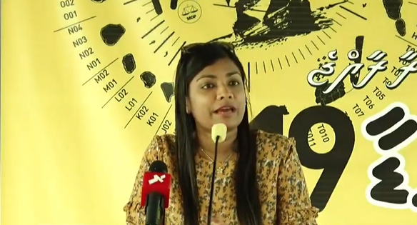 އެމްޑީޕީގެ އަންހެނުންގެ ރޫހުގެ ރައީސްކަމަށް އިންތިޚާބުވެފައިވާ އައްޑޫ މީދޫ ދާއިރާގެ މެމްބަރު ރޮޒައިނާ އާދަމް