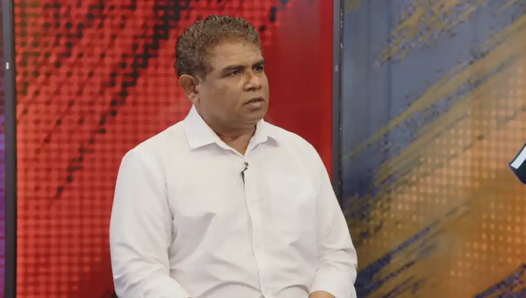 "ދިވެހީންގެ ބިން ދިވެހީންނަށް" ނަމުގައި ކުރިއަށްގެންދިޔަ ޚާއްސަ ކަވަރޭޖެއްގައި މަޖިލީހުގެ މާފަންނު މެދު ދާއިރާގެ ކުރީގެ މެންބަރު އިބްރާހީމް ރަޝީދު (ބޮންޑާ) ވާހަކަ ދައްކަވަނީ