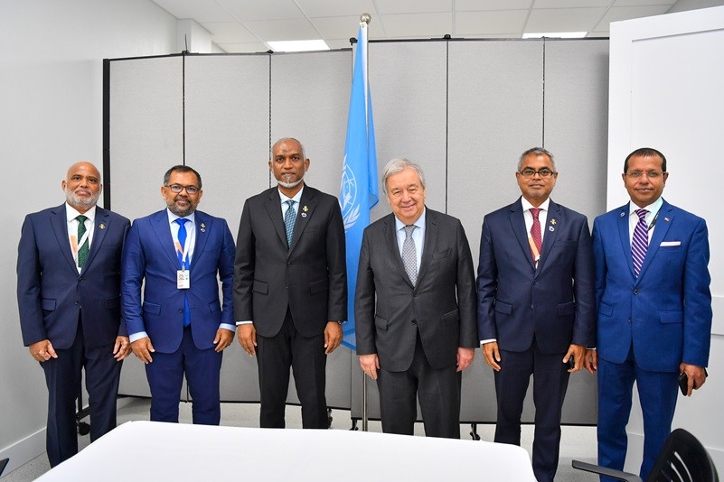 ރައީސުލްޖުމްހޫރިއްޔާ ޑޮކްޓަރ މުޙައްމަދު މުޢިއްޒު އެންޓީގާ އެންޑް ބާބިޔުޑާއަށް ކުރައްވަމުން ގެންދަވާ ދަތުރުފުޅުގެ ތެރެއިން އ.ދ.ގެ ސެކްރެޓަރީ ޖެނެރަލް އެންޓޯނިއޯ ގުޓްރެސްއާ ބައްދަލުކުރެއްވި - ފޮޓޯ: ރައީސް އޮފީސް