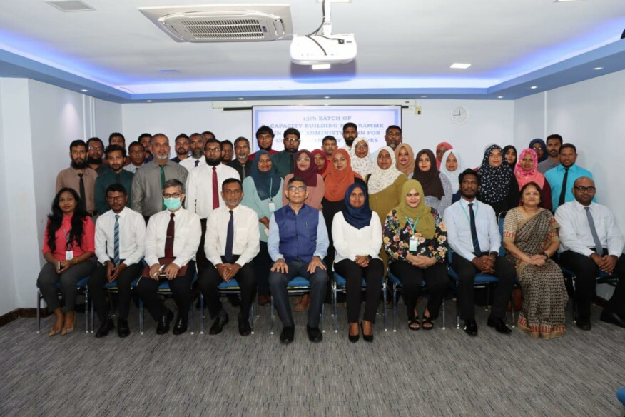 ސިވިލް ސާވިސްގައި މަސައްކަތް ކުރާ ބައެއް މުވައްޒަފުން އިންޑިއަން ހައި ކޮމިޝަންގެ އިސްވެރިންނާއެކު