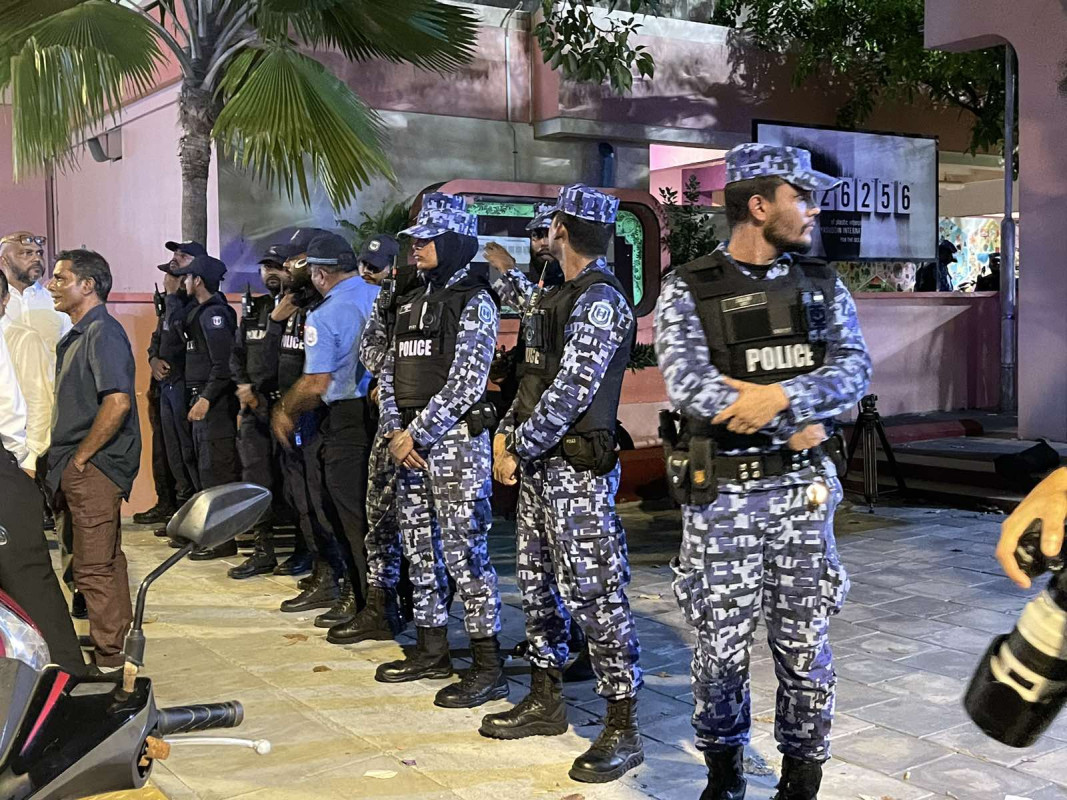 ޕީއެންއެފް އުފެއްދުމަށް ޣިޔާޘުއްދީން ސްކޫލުގައި ބާއްވަން މަސައްކަތްކުރި ޖަލްސާއަށް މެންބަރުން ވަނަނުދީ ފުލުހުން ސްކޫލުގެ ދޮރުމަތީގައި