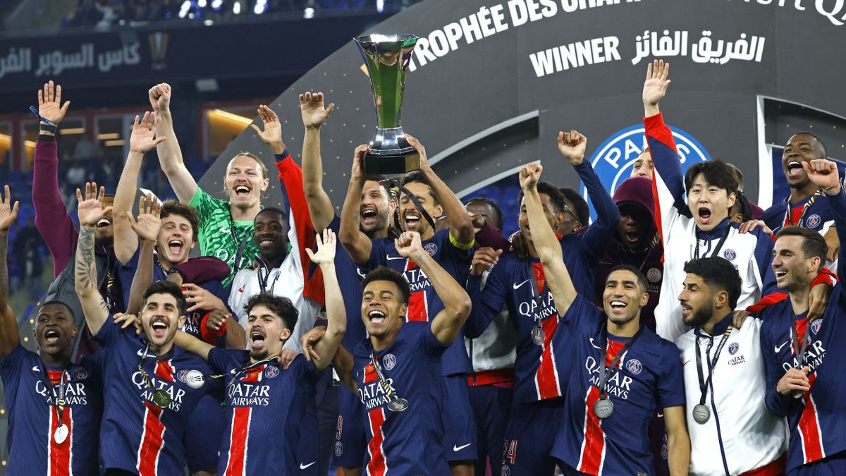 ޓްރޮފީ ޑީ ޗެމްޕިއަންސްގެ ތަށި ޕީއެސްޖީން އުފުލާލަނީ