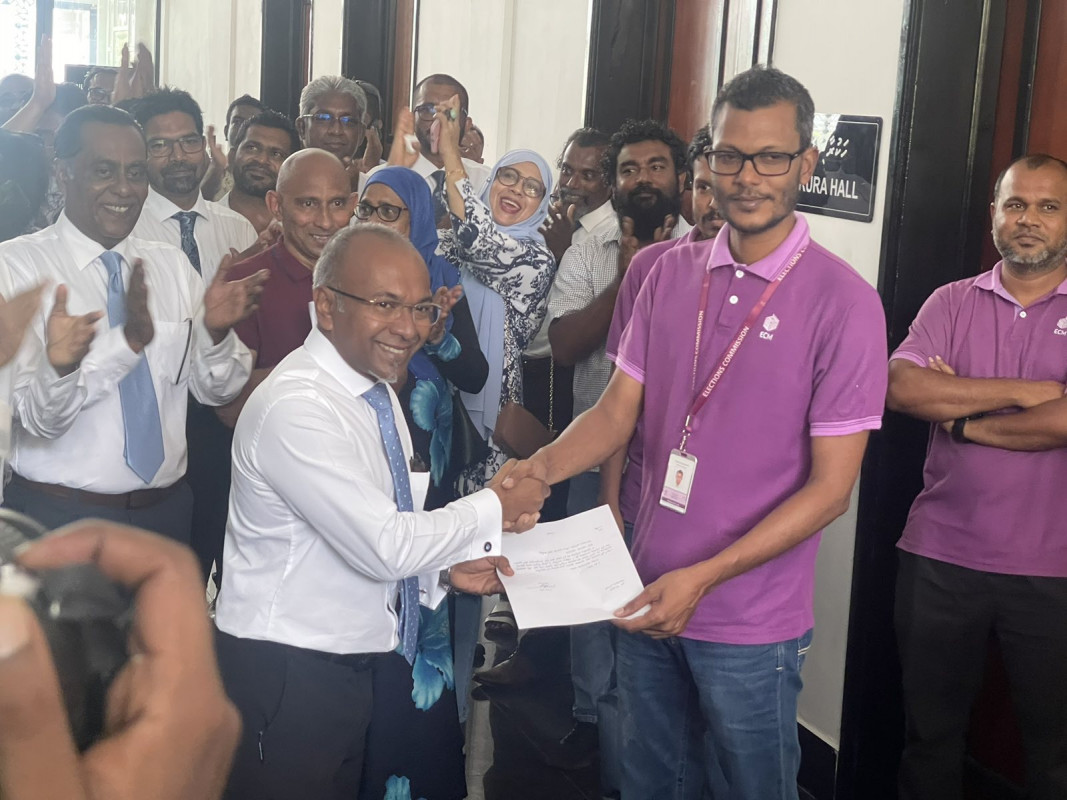 ދަ ޑިމޮކްރެޓްސް ޕާޓީ ރަޖިސްޓްރީ ކުރަން ފޯމްތައް ހަވާލުކުރަނީ