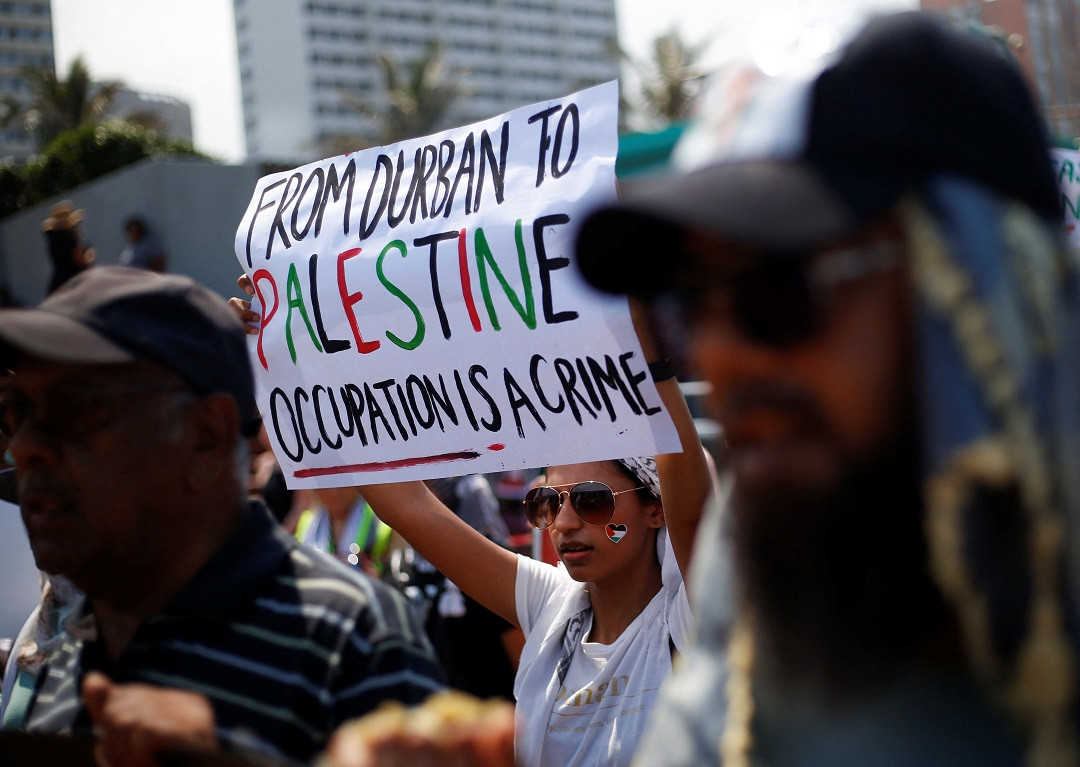 ހިނގާލުމުގެ ބައިވެރިންވަނީ ޝުއޫރު ފާޅުކުރުމަށް ތަފާތު ޕޯސްޓަރުތައް ބޭނުންކޮށްފައި - ފޮޓޯ: ރޮއިޓަރސް