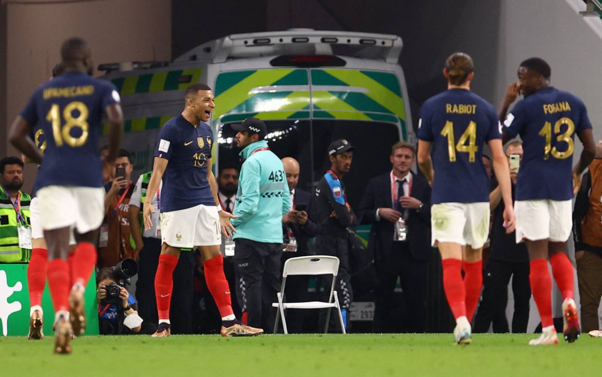 ޕޮލެންޑް އަދި ފްރާންސް ކުޅުނު މެޗުގެ ތެރެއިން - ފޮޓޯ: ރޮއިޓާސް