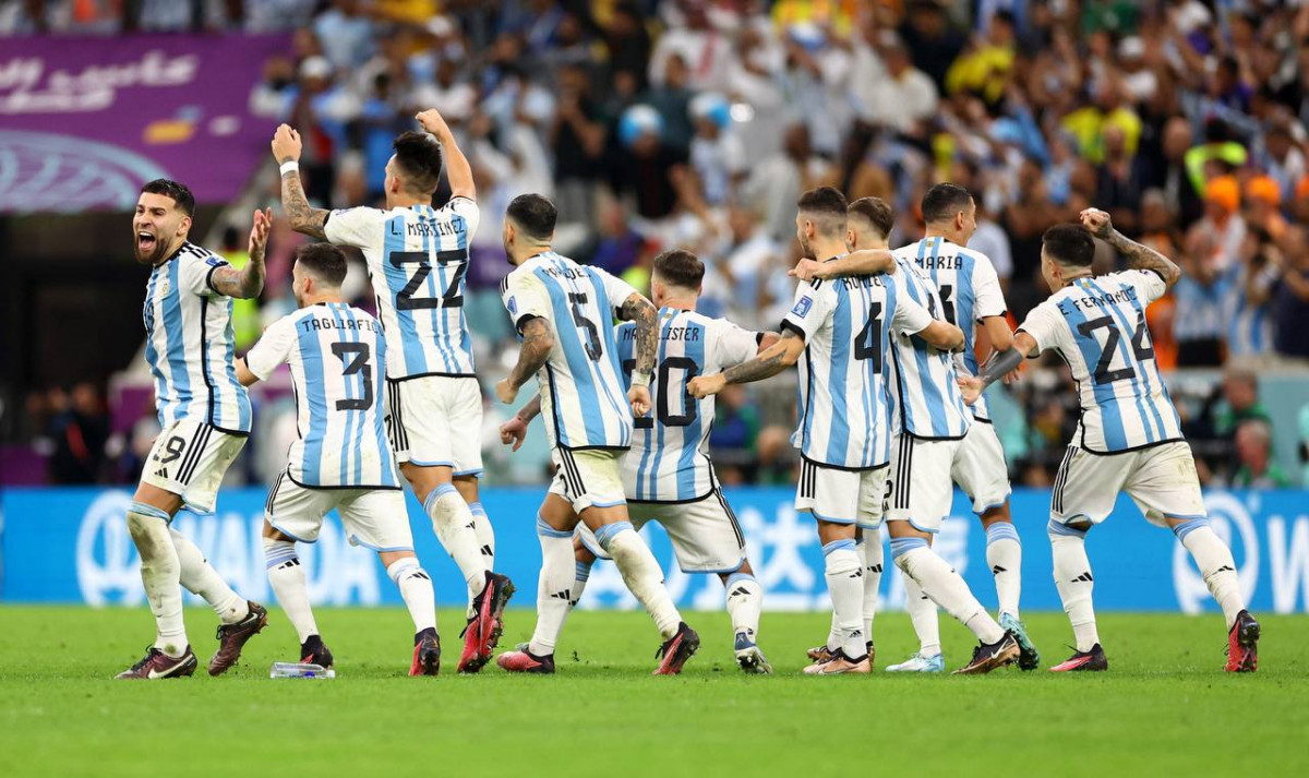 އާޖެންޓީނާ އަދި ނެދަލެންޑްސް ކުޅުނު މެޗުގެ ތެރެއިން - ފޮޓޯ: ރޮއިޓާސް