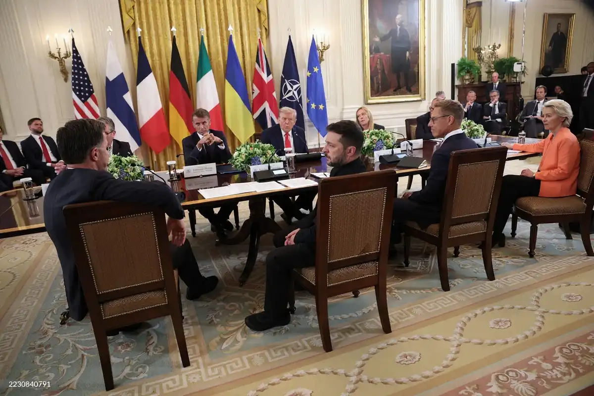 ރައީސް ޑޮނަލްޑް ޓްރަމްޕް ޔޫކްރޭންގެ ރައީސް ވޮލޮޑިމިއާ ޒެލެންސްކީ، ޔޫރަޕިއަން ކޮމިޝަންގެ ރައީސް އުރުސުލާ ވޮން ޑަރ ލޭޔަން އާއި ޔޫރަޕްގެ ގައުމުތަކުގެ ވެރިންނާ ވައިޓް ހައުސް ގައި ބައްދަލު ކުރައްވަނީ - އޮގަސްޓް 18، 2025.