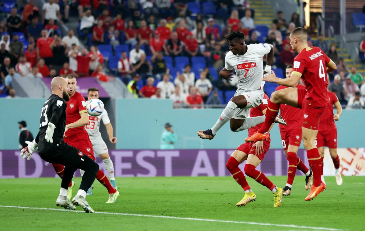 ސްވިޓްޒަލަންޑް އަދި ސަރބިއާ ކުޅުނު މެޗުގެ ތެރެއިން - ފޮޓޯ: ރޮއިޓާސް