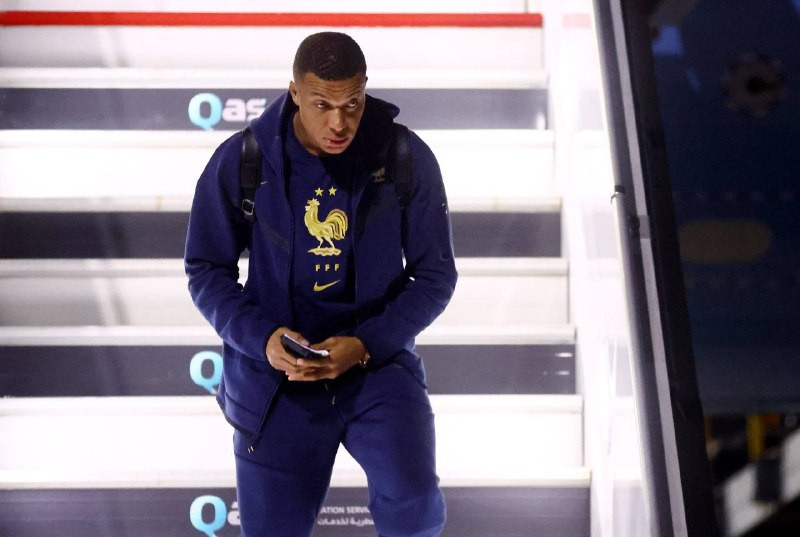 ފްރާންސް ޓީމުގެ ތަރި އެމްބާޕޭ ފްލައިޓުން ފައިބައިގެން ދަނީ: ފޮޓޯ - ރޮއިޓާސް