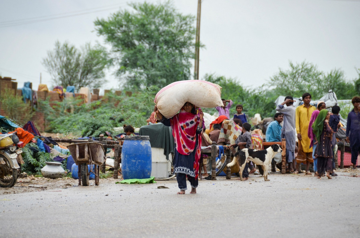 ބޯކޮށް ވާރޭވެހި ފެންބޮޑުވުމާ ގުޅިގެން ފެންބޮޑުވުމުގެ ސަބަބުން ހާލުގައި ޖެހިފައިވާ މީހުން ހިމާޔަތް ހޯދަނީ - ފޮޓޯ: ރޮއިޓަރސް