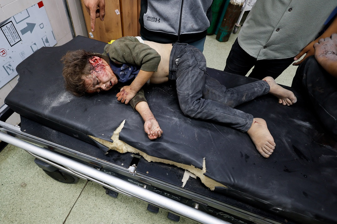 ޚާން ޔޫނިސްއަށް އިސްރާއީލުން ދިން ހަމަލާގައި އަނިޔާލިބިފައިވާ ކުޑަކުއްޖެއް - ފޮޓޯ: ރޮއިޓަރސް