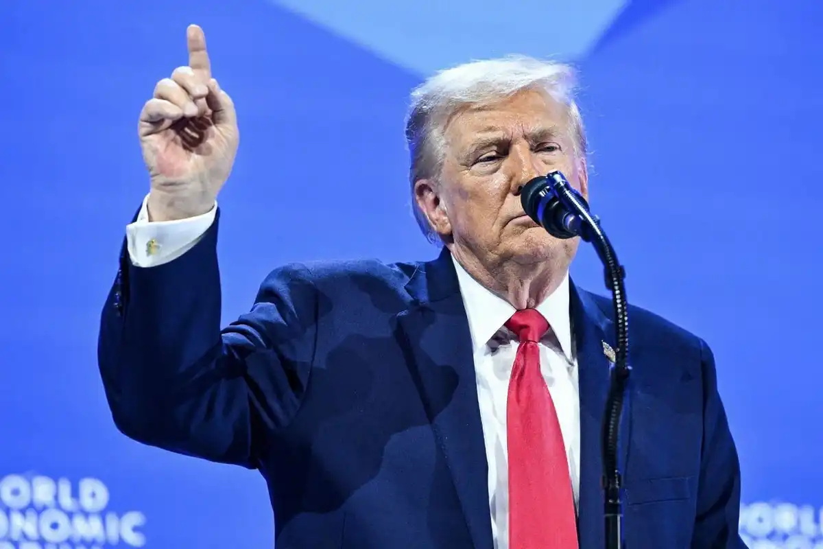 ވޯލްޑް އިކޮނޮމިކް ފޯރަމްގައި އެމެރިކާގެ ރައީސް ޑޮނަލްޑް ޓްރަމްޕް ވާހަކަ ދައްކަވަނީ.