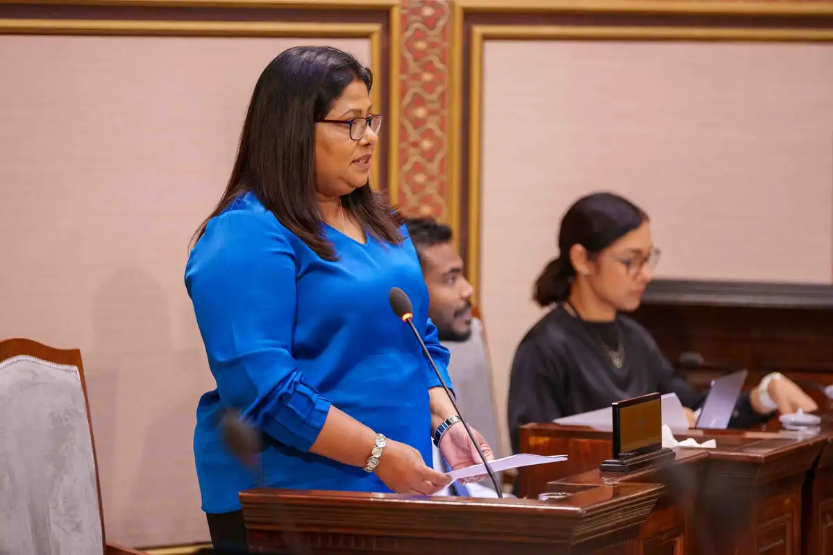 ގަލޮޅު އުތުރު ދާއިރާގެ މެންބަރު މުޙައްމަދު އިބްރާހީމް، މިނިސްޓަރ އޮފް ހެލްތު، ފެމިލީ އެންޑް ވެލްފެއަރ އަލްފާޟިލާ ޤީލާ ޢަލީއާ ކުރެއްވި ސުވާލަށް ޖަވާބު ދެއްވަނީ.