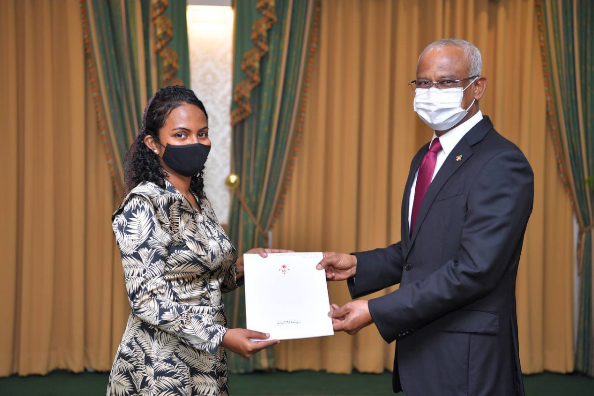 އައިމިނަތު ޝައުނާއަށް ވަޒީރުކަމުގެ ފަތްކޮޅު ދެއްވަނީ: މިހާތަނަށް ހުންނެވީ ރައީސް އޮފީހުގެ ޕޮލިސީ ސެކްރެޓަރީ ކަމުގެ މަގާމުގައި