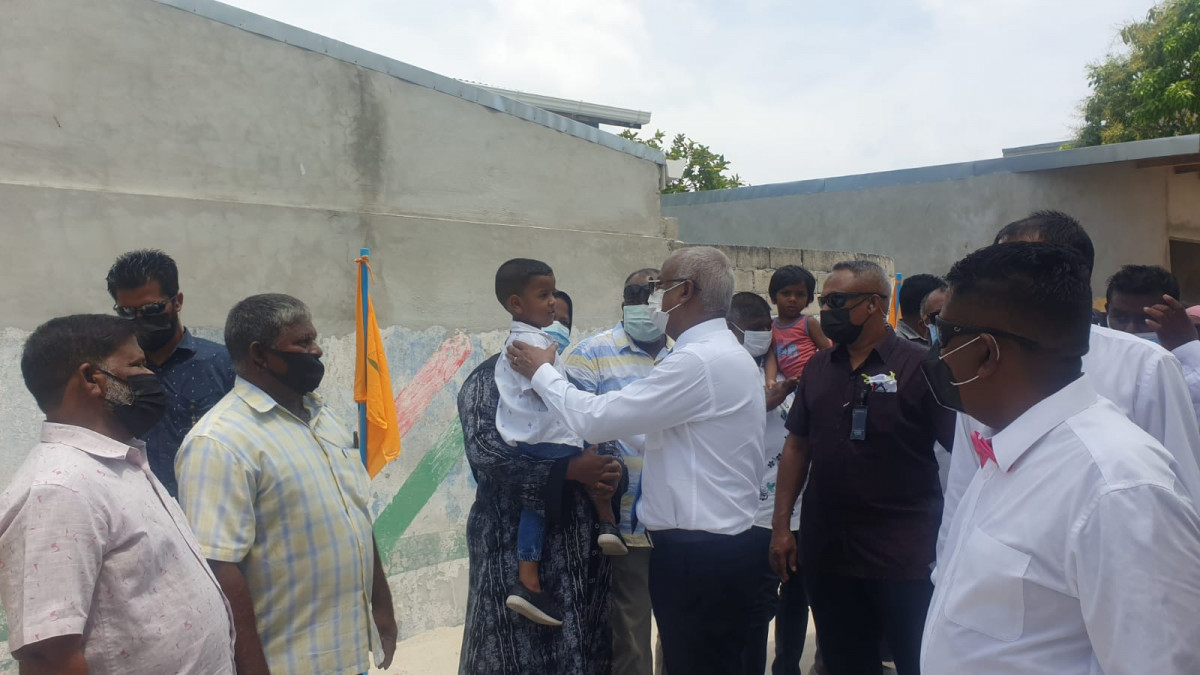 ރައީސުލްޖުމްހޫރިއްޔާ އިބްރާހީމް މުހައްމަދު ސާލިހް ޅ. ނައިފަރަށް ވަޑައިގަތުން - ރައީސަށް މަރުހަބާ ދެންނެވުމަށްޓަަކައި ގިނަ އަދަދެއްގެ އާންމު ރައްޔިތުން ބަނދަރު ސަރަހައްދަށް ޖަމާވި - ފޮޓޯ: ރާއްޖެއެމްވީ 