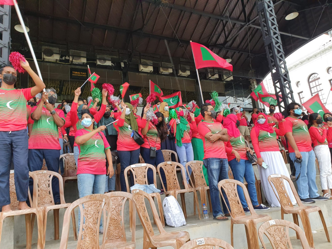 "މަހިންދަ ރާޖަޕަކްސަ ޓްރޮފީ" ފުޓްބޯޅަ މުބާރާތުގައި ދިވެހިރާއްޖެ އާއި ސްރީލަންކާ ބައްދަލުކުރާ މެޗުގައި، ދިވެހި ޓީމަށް ހިތްވަރު ދިނުމަށް ދަނޑަށް ވަދެ ތިބި ދިވެހި ސަޕޯޓަރުން - ފޮޓޯ: މުޙައްމަދު ފައިސަލް