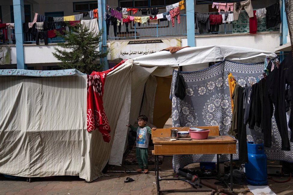 ޣައްޒާގެ ޚާން ޔުނިސްގެ ސްކޫލަކަށް ހިމާޔަތް ހޯދަން ދިޔަ ފަލަސްތީނުގެ އާއިލާއެއްގެ ތުއްތު ކުއްޖަކު މަޑުކޮށްލައިގެން --- ފޮޓޯ: އޭޕީ