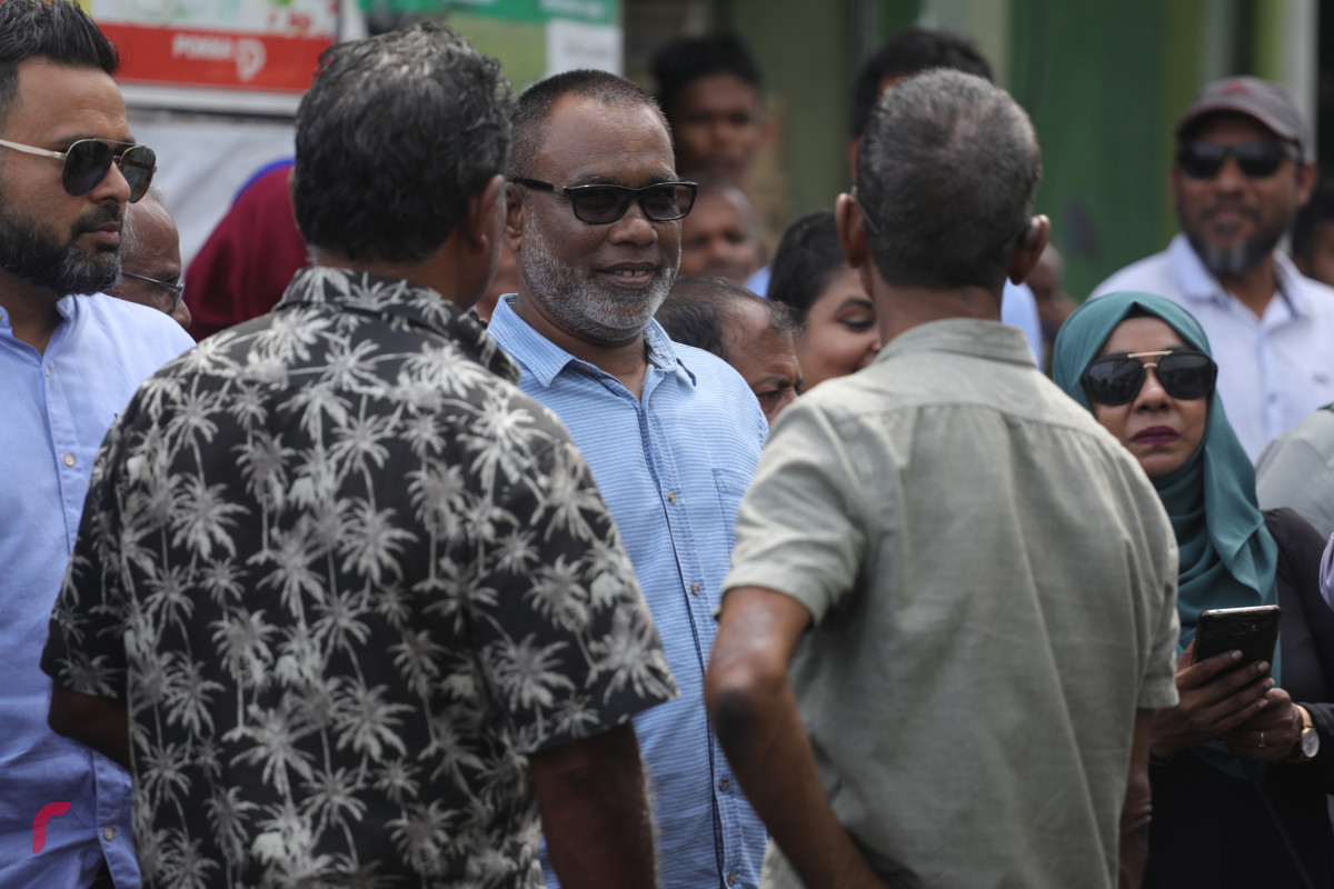 04 އޯގަސްޓް 2019 --ރައީސް ޔާމިން ޝަރީއަތް ކުރިޔަށްދިޔަ ކްރިމިންލް ކޯޓު ކައިރިޔަށް އެއްވެ ތިބި ސަޕޯޓަރުންގެ ތެރޭގައި އަބްދުރަހީމް އަބްދުﷲ-- ފޮޓޯ: ޝުއައިބް މުހައްމަދު