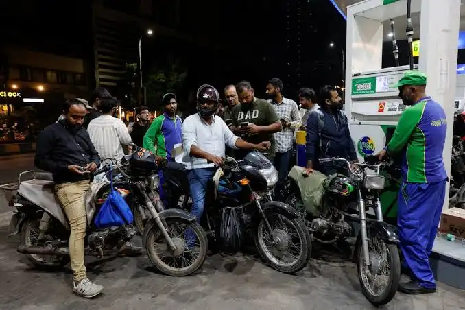 ޕާކިސްތާނުގައި ޕެޓްރޯލް އަޅަން ކިޔުހަދައިގެން