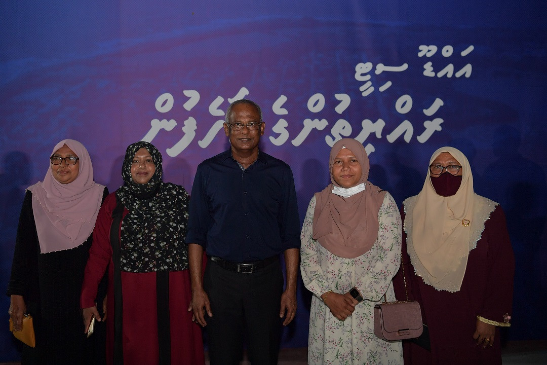 ރައީސުލްޖުމްހޫރިއްޔާގެ ދެކަނބަލުން އައްޑޫ ސިޓީގެ ރައްޔިތުންނަށް ދެއްވި މާހެފުމުގެ ތެރެއިން - ފޮޓޯ: ރައީސް އޮފީސް