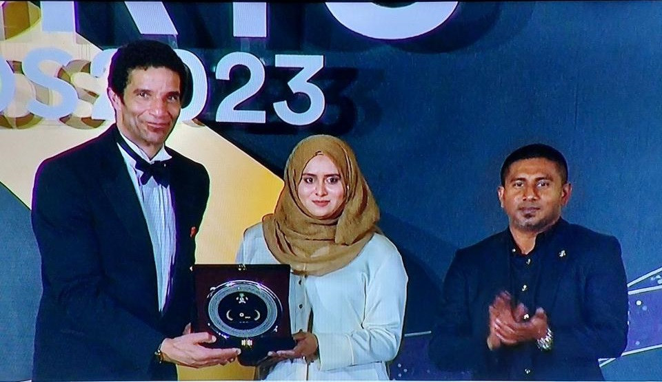 އިނގިރޭސި ކުރީގެ ކީޕަރު ޑޭވިޑް ޖޭމްސް - ބްރޯޑްކާސްޓިންގ އެވޯޑް ރާއްޖެ ޓީވީގެ ޑެޕިއުޓީ ސީއީއޯ ނާޒްމީ ސައީދާ ހަވާލުކޮށްދެއްވަނީ