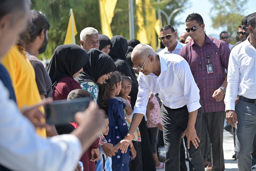 ރައީސް ކޮމަންޑޫއަށް ވަޑައިގަތުން: ރައީސްއަށް މަރުހަބާ ދަންނަވަން ގިނަ އަދަދެއްގެ އާންމުން ބަނދަރުގައި ފޮޓޯ: އެމްޑީޕީ