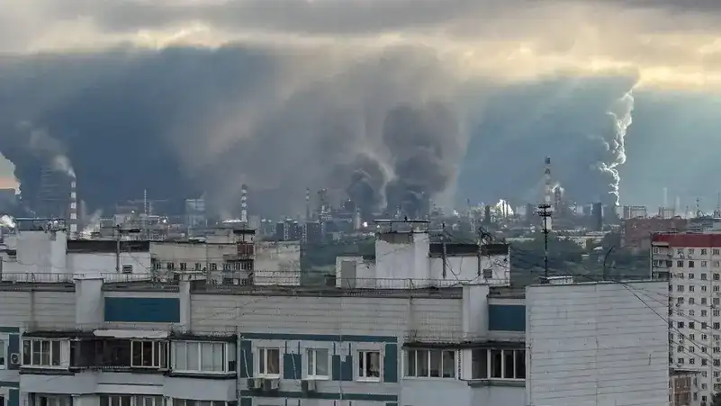 ރަޝިޔާ އާއި ޔޫކްރެއިންއާ ދެމެދު ހިނގަމުންދާ ހަނގުރާމައިގެ ތެރެއިން، 2026 ޖޫން 18 ގައި ރަޝިޔާގެ މޮސްކޯގައި ހުންނަ ތެޔޮ ސާފުކުރާ ކާރުޚާނާއަކަށް ޔޫކްރެއިންއިން ޑްރޯން ހަމަލާއެއް ވަނީ ދީފަ. މި ހަމަލާއާ ގުޅިގެން އެ ސަރަހައްދުން ދަނީ ބޯ ދުން އަރަމުން (ފައިލް)