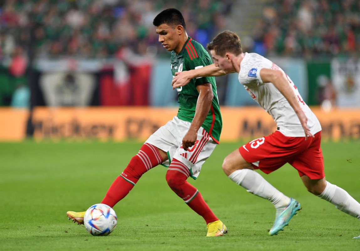 ޕޮލޭންޑު އަދި މެކްސިކޯ ބައްދަލުކުރި މެޗުގެ ތެރެއިން: ފޮޓޯ - ރޮއިޓާސް  