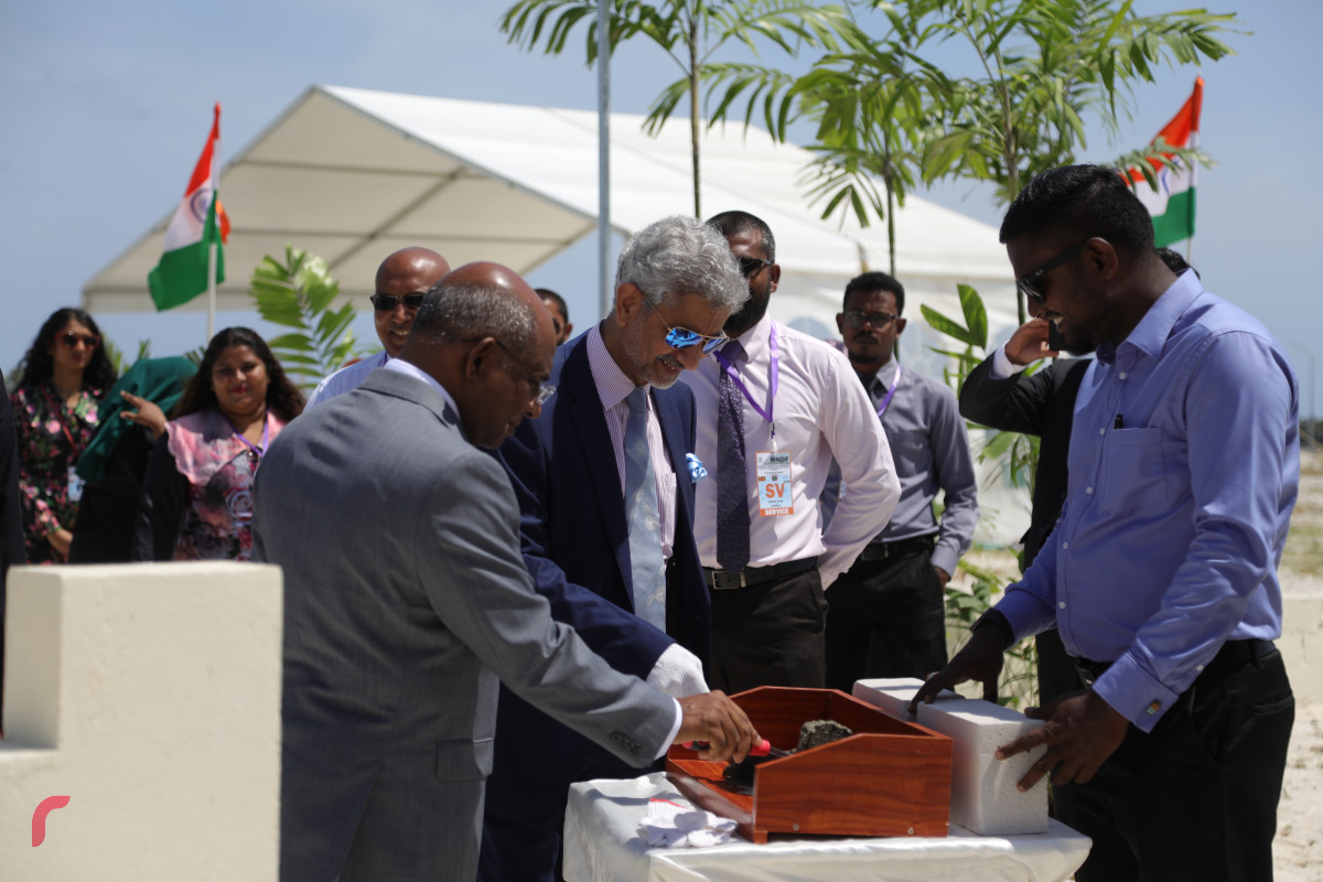 04 ސެޕްޓެމްބަރ 2019، ހުޅުމާލެ، ހުޅުމާލެ ފޭސް 2ގައި އިމާރާތްކުރަން ހަމަޖެހިފައިވާ އިންޑިއާ އެމްބަސީގެ އާ އިމާރާތުގެ ބިންގާ އެޅުމުގެ ރަސްމިއްޔާތުގެ ތެރެއިން އިންޑިއާގެ އެކްސްޓާނަލް އެފެއާޒް މިނިސްޓަރު ޑރ. ސުބްރަމާނިއަމް ޖައިޝަންކަރު އަދި ފޮރިން މިނިސްޓަރ އަބްދުﷲ ޝާހިދު ބިންގާ އަޅައިދިނުމަށް ތައްޔާރުވަނީ--ފޮޓޯ: ޝުއައިބް މުހައްމަދު