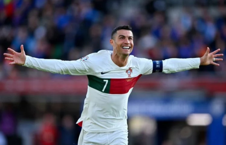 މެޗުގައި ލަނޑު ޖެހުމަށް ފަހު ރޮނާލްޑޯ އުފާ ފާޅު ކުރަނީ