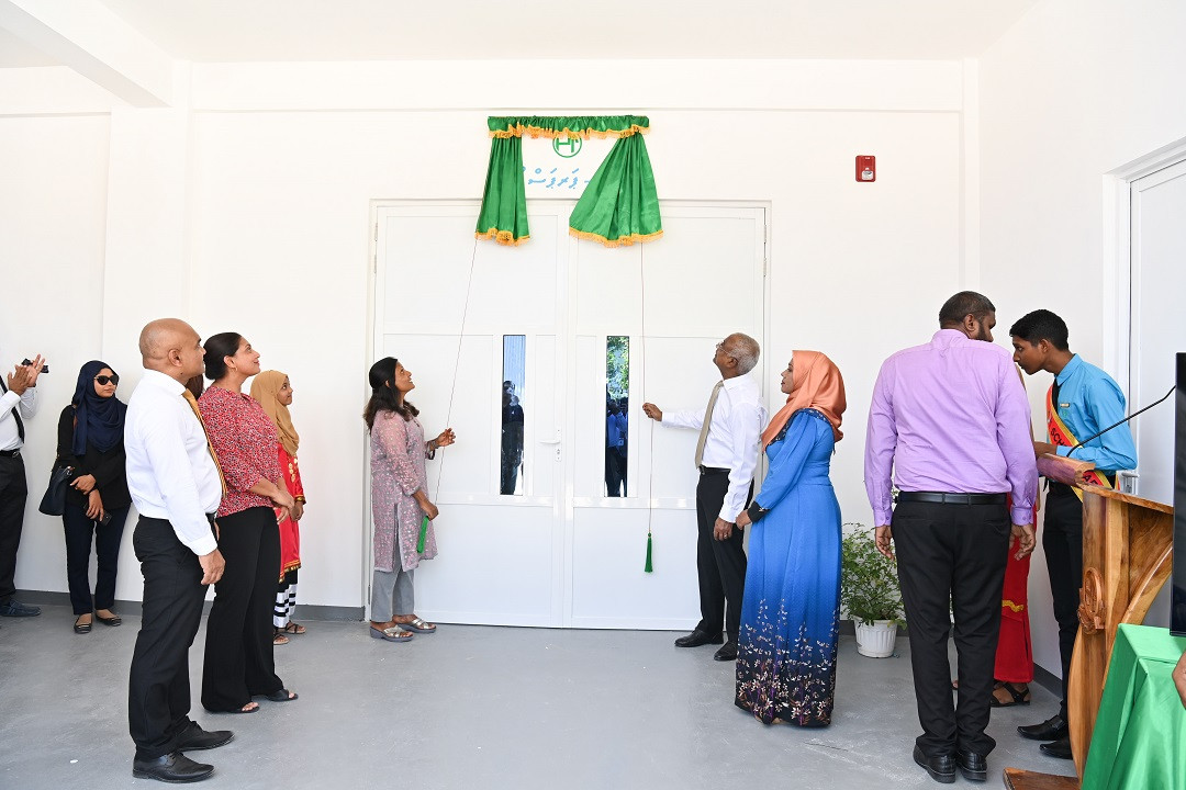 ރައީސުލްޖުމްހޫރިއްޔާގެ ދެކަނބަލުން ރ. އަލިފުއްޓަށް ކުރެއްވި ދަތުރުފުޅުގައި އެރަށު ސްކޫލްގެ މަލްޓި ޕަރޕޯސް ހޯލް އިފްތިތާހްކޮށްދެއްވަނީ - ފޮޓޯ: ރައީސް އޮފީސް