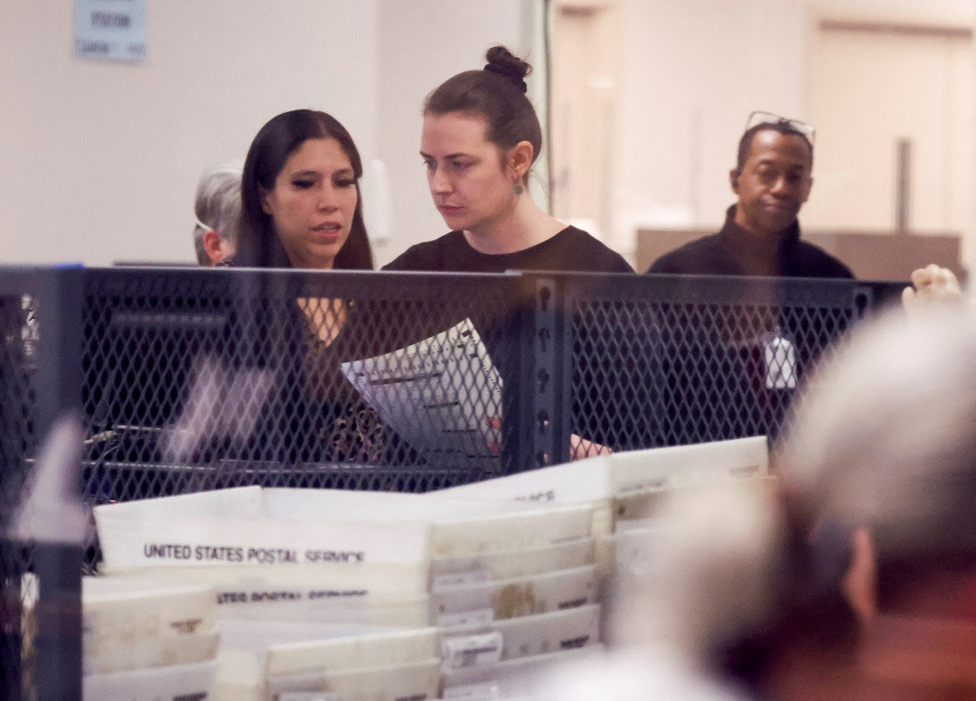 އެމެރިކާގެ މިޑްޓަރމް އިލެކްޝަންގެ ވޯޓު ގުނުމުގެ ކަންކަން ކުރިއަށްގެންދަނީ - ފޮޓޯ: ރޮއިޓަރސް