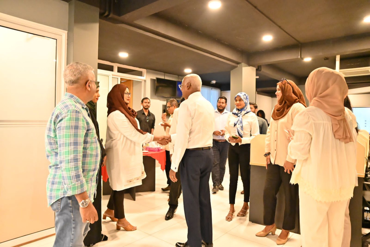 ރައީސުލްޖުމްހޫރިއްޔާ އިބްރާހިމް މުހައްމަދު ޞާލިހް ރާއްޖެޓިވީގެ ސްޓާފުންނާއެކު - ފޮޓޯ: ރައީސް އޮފީސް