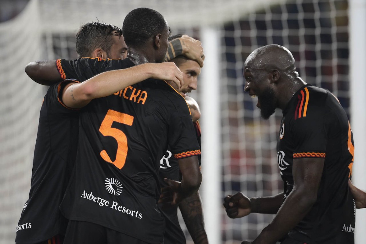 ލަނޑުޖެހުމަށްފަހު ލުކަކޫއާއި ޓީމްގެ އެހެން ކުޅުންތެރިން އުފާ ފާޅުކުރަނީ: ފޮޓޯ-ރޯމާ