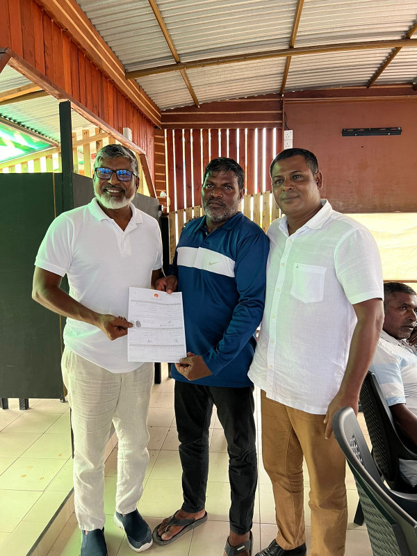 ނ.ހެނބަދޫ ކައުންސިލްގެ ރައީސް ހުސެއިން އަބޫބަކުރު އެމްޑީޕީން ވަކިވެ އެމްޑީއޭ އަށް ސޮއިކުރުން