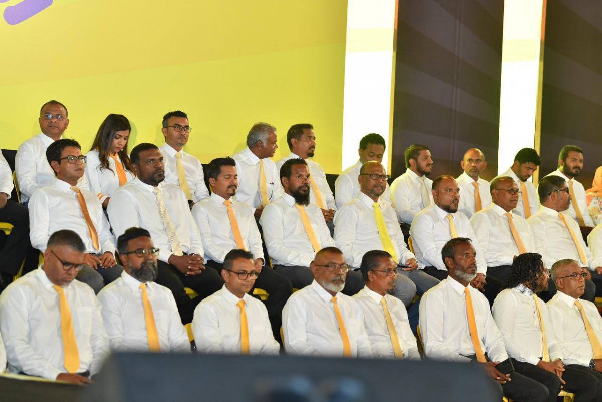 އެމްޑީީޕީ ރިޔާސީ ޓިކެޓް، ރައީސް ސާލިޙަށް ހަވާލުކުރެއްވުމަށް ބޭއްވި ޖަލްސާގެ ތެރެއިން - މިހާރު ފަށައިގެން އުޅޭ މަޝްރޫޢުތަކަށް ހުއްޓުމެއް ނައިސް ކުރިއަށް ގެންދެވޭނީ އެމްޑީޕީ ވެރިކަމުގައި އޮވެގެން ކަމަށް ރައީސް ވިދާޅުވެފައިވޭ، އަދި ވިދާޅުވީ އެމަނިކުފާނަކީ އެމްޑީޕީ މީހެއް ކަމަށް - ފޮޓޯ: އެމްޑީޕީ