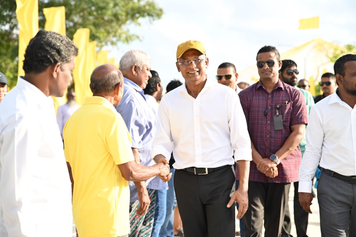 ރައީސް ޞާލިޙު ށ. އަތޮޅަށް ކުރައްވާ ދަތުރުފުޅު - ނޫމަރާ އަށް ވަޑައިގަތުން - ކޯލިޝަންގެ ޕާޓީގެ ހިމެނޭ މެމްބަރުން ރައީސަށް މަރުހަބާ ދަންނަވަނީ ފޮޓޯ: އެމްޑީޕީ