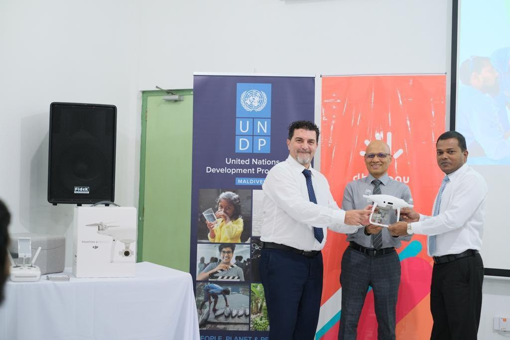 ައައްޑޫ ސިޓީ ކައުންސިލާ ޑްރޯން ހަވާލުކުރަނީ