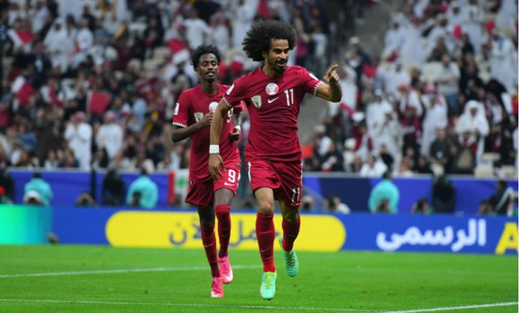 ޤަތަރުގެ އަކްރަމް އަފީފް ގޯލް ޖަހާފައި އުފާފާޅު ކުރަނީ